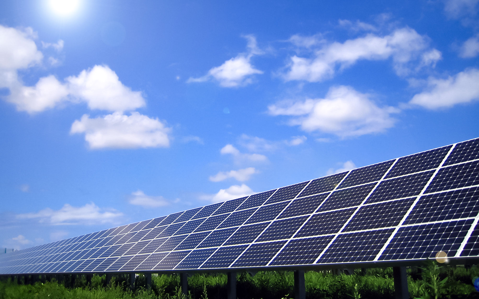 栄電業株式会社の業務イメージ 太陽光発電パネル